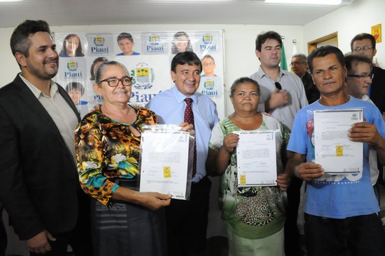 Governador entrega regularização fundiária em Picos