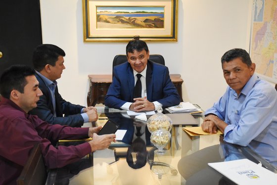 Governador recebe prefeito de Cocal