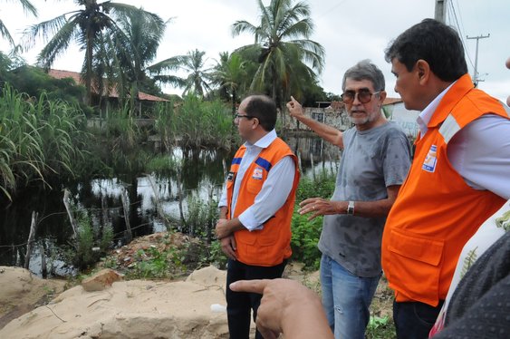 Governador Wellington Dias visita famílias atingidas pelas enchentes em Parnaíba