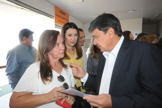 Governador inaugura obras da Educação em Picos
