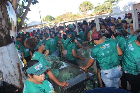 Entrega de peixes no festival em Esperantina