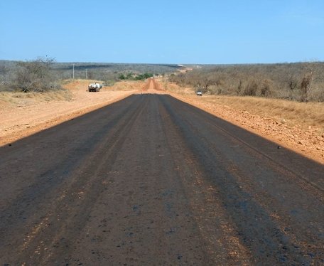 Seinfra realiza obras de pavimentação entre os municípios de Dom Inocêncio e São Lourenço