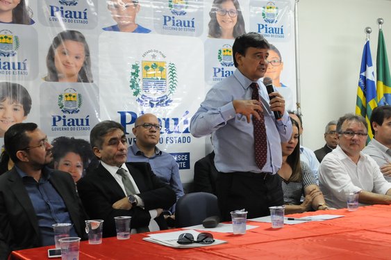 Governador entrega títulos em Picos