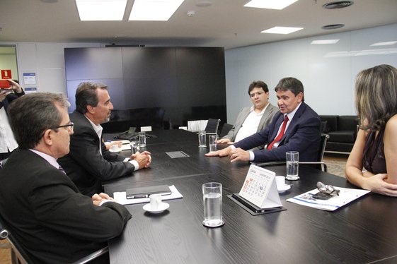 Governador trata de empréstimo com presidente da Caixa, Gilberto Occhi