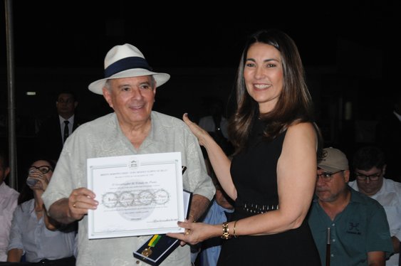 Margarete Coelho visita e entrega medalhas na Expoapi