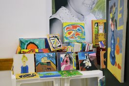 Ceir realiza bazar com obras pintadas por pacientes