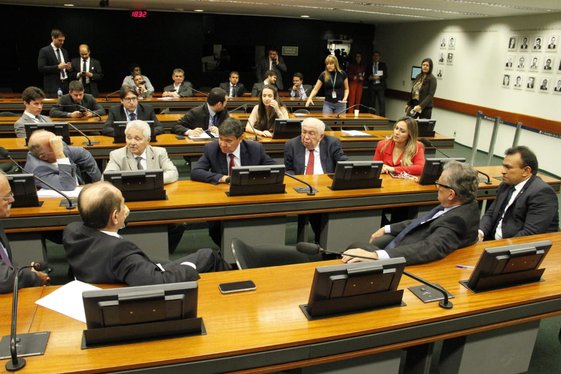 Wellington Dias se reúne com bancada federal em Brasília