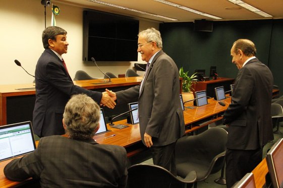 Wellington Dias se reúne com bancada federal em Brasília