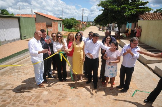Wellington inaugura obras em Valença e Novo Oriente do Piauí