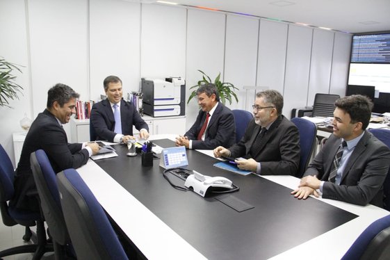 Governador e reúne com diretor do Banco Regional de Brasília