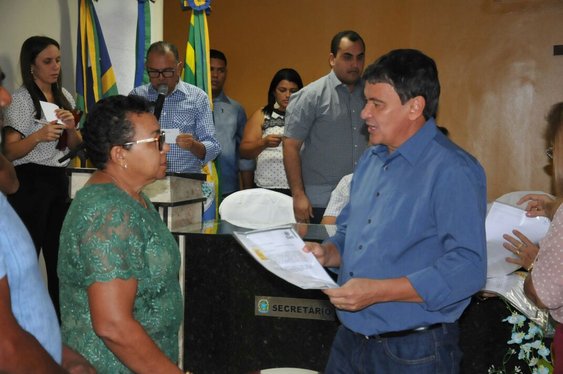 Governador entrega títulos de imóveis em Guadalupe