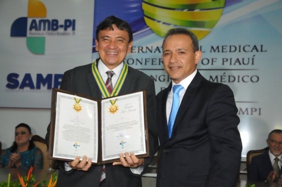 Governador recebe medalha em Congresso Médico