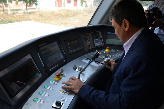 Governador visita fabricação de VLTs do Metrô de Teresina
