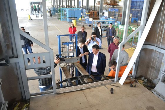 Governador visita fabricação de VLTs do Metrô de Teresina