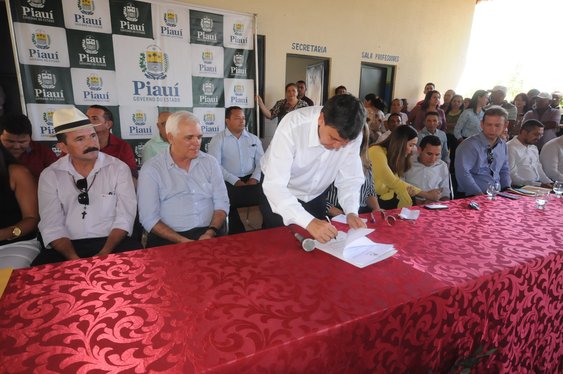 Governador entrega pavimentação asfáltica em Sussuapara