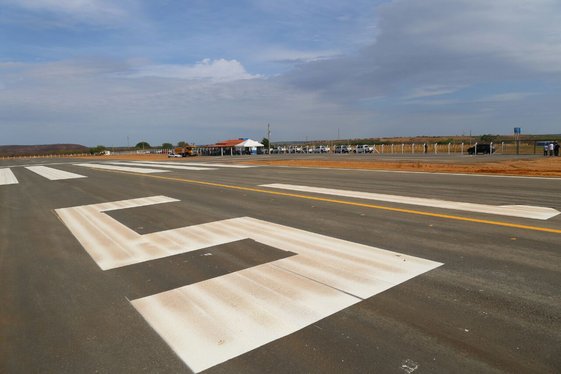 Governador inaugura aeroporto de São João do Piauí