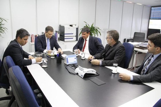 Governador e reúne com diretor do Banco Regional de Brasília
