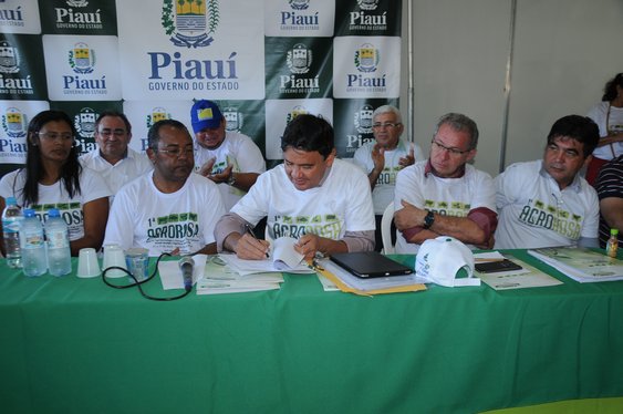 Governador visita Agrorosa em Santa Rosa do Piauí
