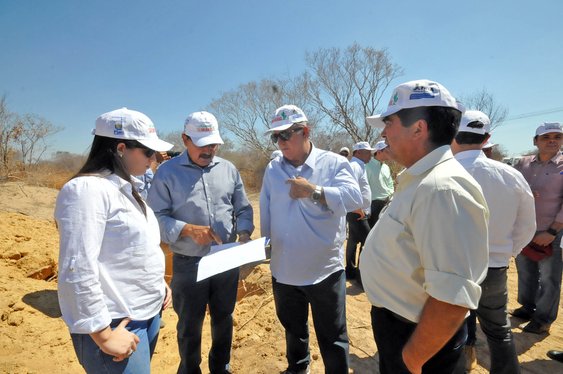 Visita do governador ao aeroporto de São João do Piauí e reunião com produtores de uva