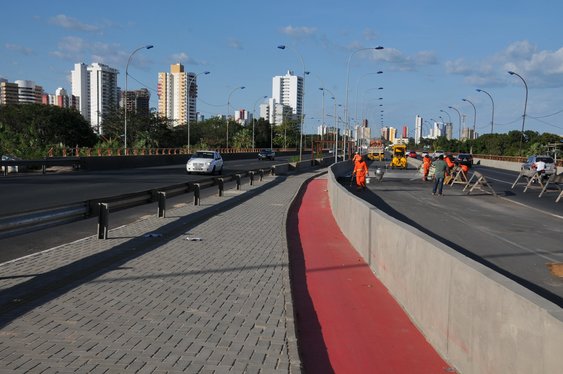 Praça e ponte do meio