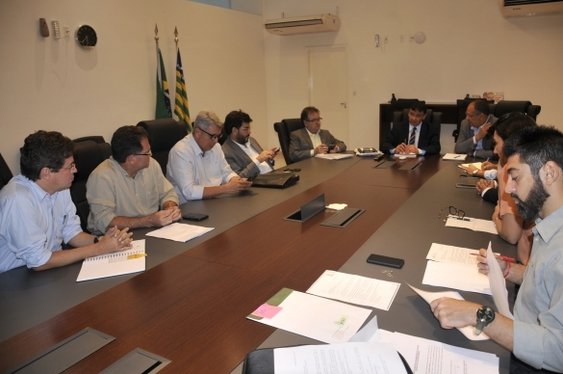 Reunião com equipe do governo e da Caixa( Foto: Francisco Gilásio)