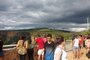 Turistas visitando o Morro do Gritador