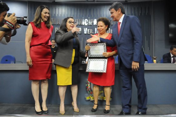 Senadora Regina Sousa recebe titulo de cidadania.