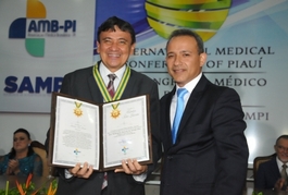 Governador recebe Medalha em Congresso Médico