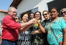 Regina Sousa participa de entrega de conjunto habitacional em Altos