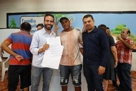Defensoria comemora entrega de documento de casas a 11 famílias vulneráveis em Oeiras