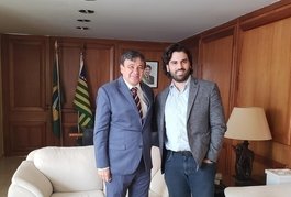 Governador trata em Brasília sobre retomada de obras na região dos cerrados