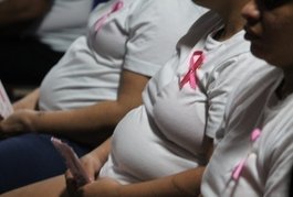 Reeducandas assistem a palestra sobre câncer de mama